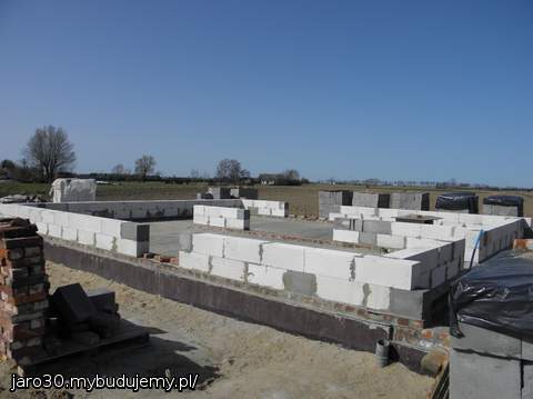 początek murowania ścian