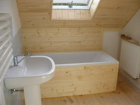 kawałek łazienki na górze (część z wanną)