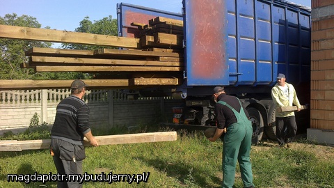 Więźba przyjechała na działkę.