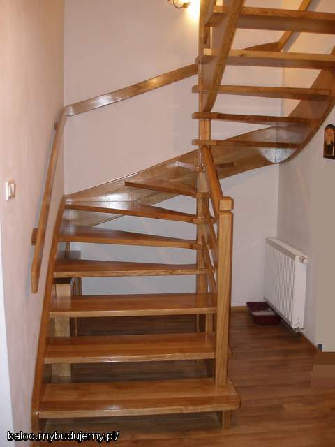  schody z poręczmi bocznymi