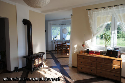 z salonu do jadalni