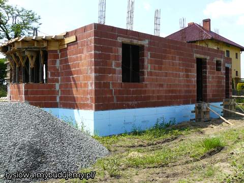 ocieplenie fundamentu i kamyczki na drenaż