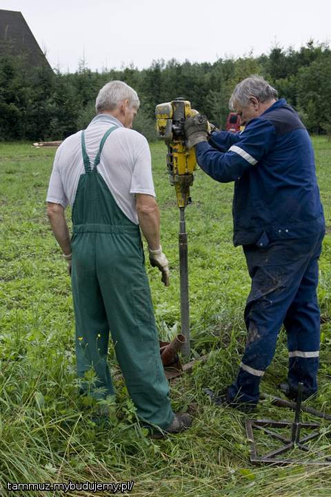  kto kopie dołki ten... ma łatwiej wbić pal