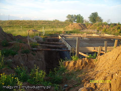 ZA DOMEM PODPÓRKI STROPOWE