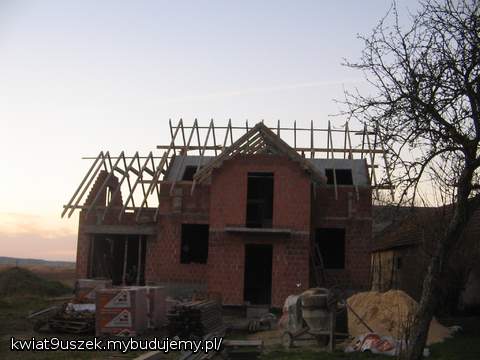  w całej okazałości-od 15.11 kominy i podmurowanie ścian, myśle że...