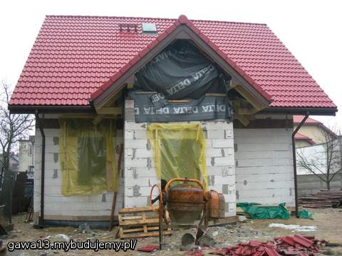 z rynnami ale komina dalej nie ma