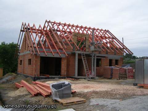 Domek ma już kszatłt ale ktoś będzie musiał posprzątać ten bałagan :)