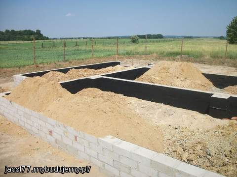 Ogółem 60 t. podsypki + piach z fundamentów