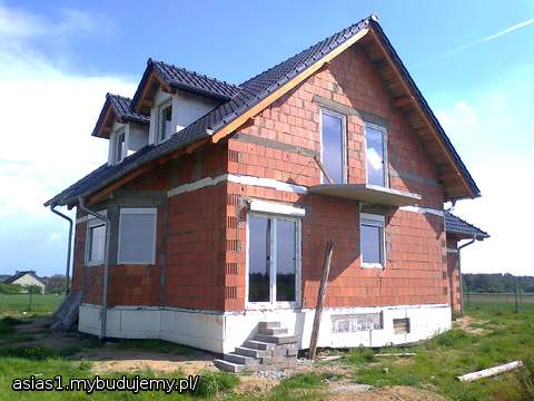 A to tył- miał być taras tak jak na projekcie,ale zmiana jest lepsza-większy salon a taras będzie przed drzwiami i też większy.Polecam