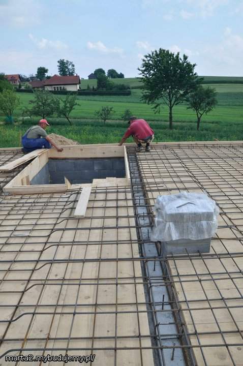Układanie zbrojenia stropu nad piwnicą (zmieniliśmy strop na monolit)