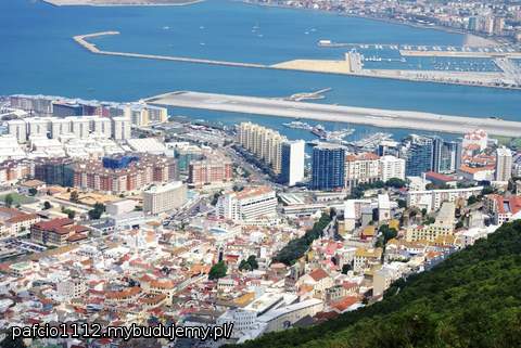 taki widok mają małpy na Gibraltarze