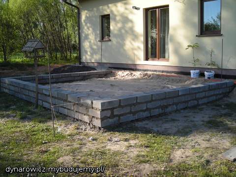 Na wylany mini fundamencik daliśmy murek oporowy z kanoldów.