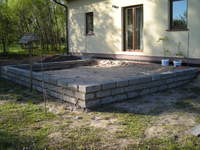 Na wylany mini fundamencik daliśmy murek oporowy z kanoldów.