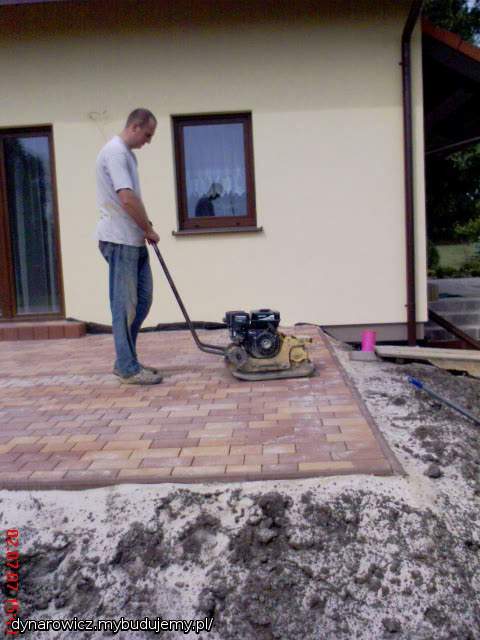 Na podłożu z piachu ułożyliśmy kostkę (bez żadnego cementu) i zagęściliśmy maszyną:)