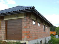 domek z boku wejscie do piwnicy i nasza brama :)