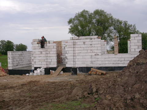 ściany parteru stoją