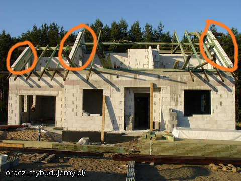 murarze się jakby przeliczyli z wysokością ścian i przy montowaniu więźby okazało się, że wystają one ponad krokwie. wiele wysiłku kosztowało mnie ścięcie ich do własciwej wysokości, za to poznałem okolicę prawie z lotu ptaka