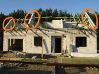 murarze się jakby przeliczyli z wysokością ścian i przy montowaniu więźby okazało się, że wystają one ponad krokwie. wiele wysiłku kosztowało mnie ścięcie ich do własciwej wysokości, za to poznałem okolicę prawie z lotu ptaka