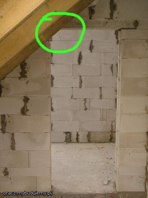 Drzwi z pralni (pomieszczenie nad garażem) do górnej łazienki. Widać, że fachowcy traktują projakt budowlany tylko orientacyjnie, bo potem wychodzi coś takiego. Drzwi trzeba było przesuwać, ale tylko na tyle, na ile pozwalało nadproże.