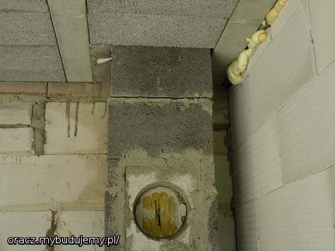 Komin.W czasie układanie stropu okazało się, że wyjdzie on tuż przy belce stropowej i lekko trzeba było go 