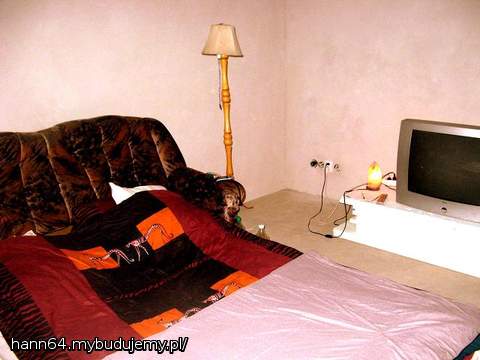To dla Katki-zz. Weekendowe spanie, a w tle kącik tv (teraz i później - po wykończeniu wykończeniówki:)