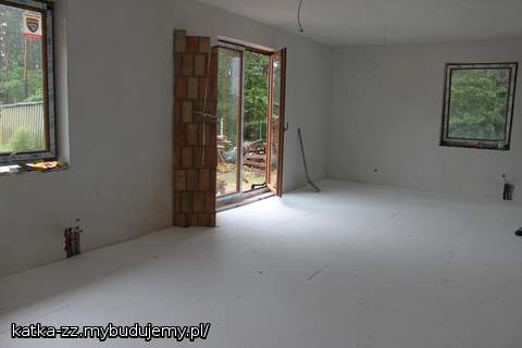 styropian pod wylewki salon z jadalnią i kawałkiem ścianki na zawieszenie tv(będzie obłożona albo ceglastymi płytkami albo kamiennymi i dodana drewniana belka z boku)czy jakoś tak