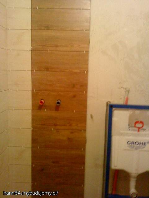 Pierwsze kafelki w górnej łazience. Zdjęcie marne, bo z komórki. W rzeczywistości wyglądają o nieeebo lepiej.