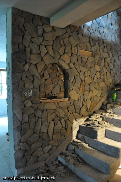 ściana przy schodach - hol - w trakcie oklejania łupkiem