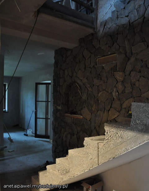 ściana przy schodach - hol - w trakcie oklejania łupkiem -