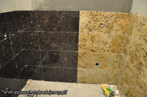 łazienka na dole - pierwsze płytki przyklejone :)