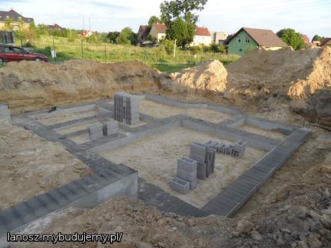 fundamenty gotowe można już murować piwnicę:)