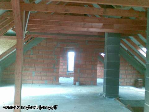 poddasze jeszcze bez ścian działowych