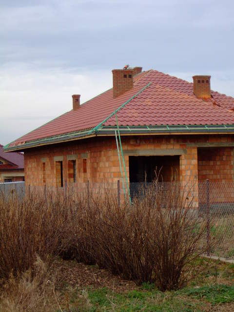 widok na dom od strony garażu