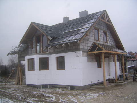 wejście do budynku i widok na przeróbkę dachu- zamiast 2 