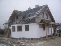 wejście do budynku i widok na przeróbkę dachu- zamiast 2 