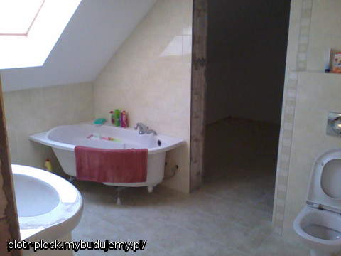 łazienka góra - jeszcze nie ma drzwi do pralni, no i obudowa wanny w reklamacji :)