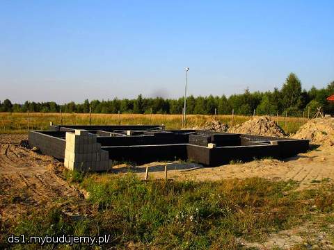 Naniesiona izolacja przeciwwilgociowa.