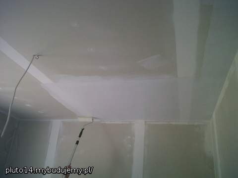 Po przeszlifowaniu złącz zaczołem malowanie od sufitów