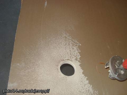 Otwory na gniazdka zostały wywiercone otwornicami przed przyklejeniem płyt