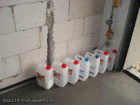 Wszystkie podłogi zostały zagruntowane unigruntem - żeby wzmocnic podłoże oraz przeciw pyleniu warstwy zewnętrznej