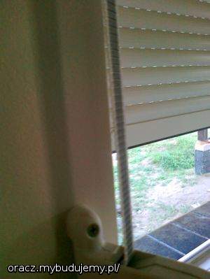 Właściwie dopiero tuż przed przeprowadzką była okazja przyjrzeć się dokładniej zakupionym w komplecie z oknami roletom zewnętrznym...Skupiliśmy się na ramach i szybach, a rolety pozostawione w gestii sprzedawcy, okazały się plastikową tandetą. Chronić to na pewno nie będzię, mam nadzieję że chociaż nie połamie się przy myciu.