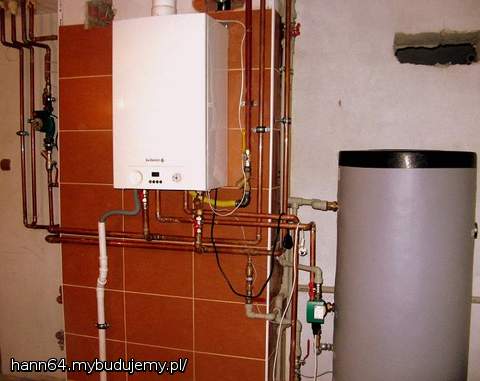 Nie wiem Pafciu, czy widać, ale to ta z żółtym zaworem. Idzie z góry (po suficie).