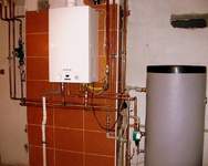 Nie wiem Pafciu, czy widać, ale to ta z żółtym zaworem. Idzie z góry (po suficie).