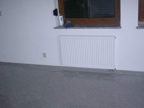 w salonie dodatkowo małe grzejniki pod oknami