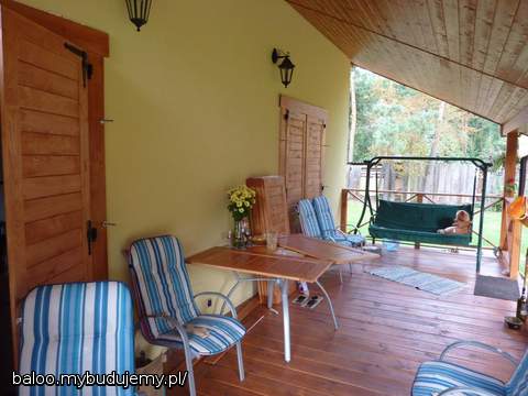 Okiennice na tarasie - w trakcie prac . Pozostały tylko obróbki, obcięcie śrub, obróbki kitem sosnowym, zaślepki, malowanie ostatniej warstwy olejem oraz zamocowanie zamknięć / zabezpieczeń.