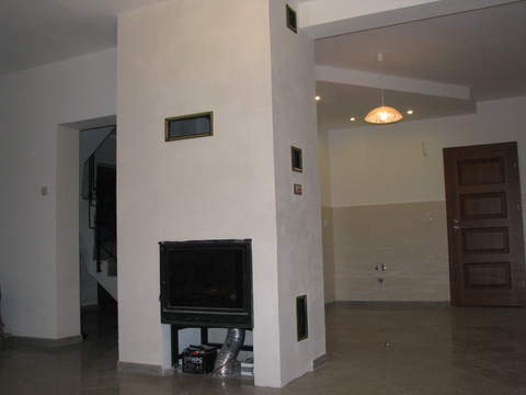 zabudowa kominka trwa