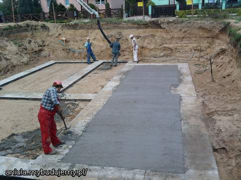 Hura kasa wypływa pod postacią błota.