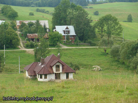 domek z góry za nim...