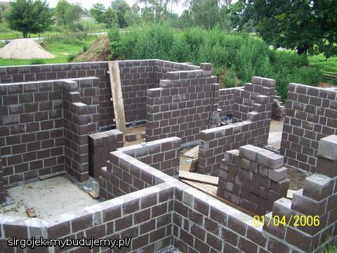 piwnica i fundamenty przednia czesc domu :)