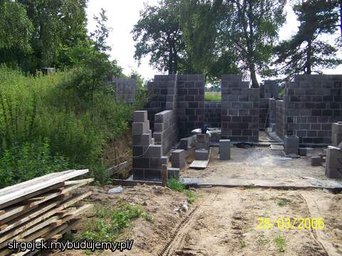 widok z boku domu od strony garazu piwnica i fundament - moja modyfikacja dodana piwnica pod garazem